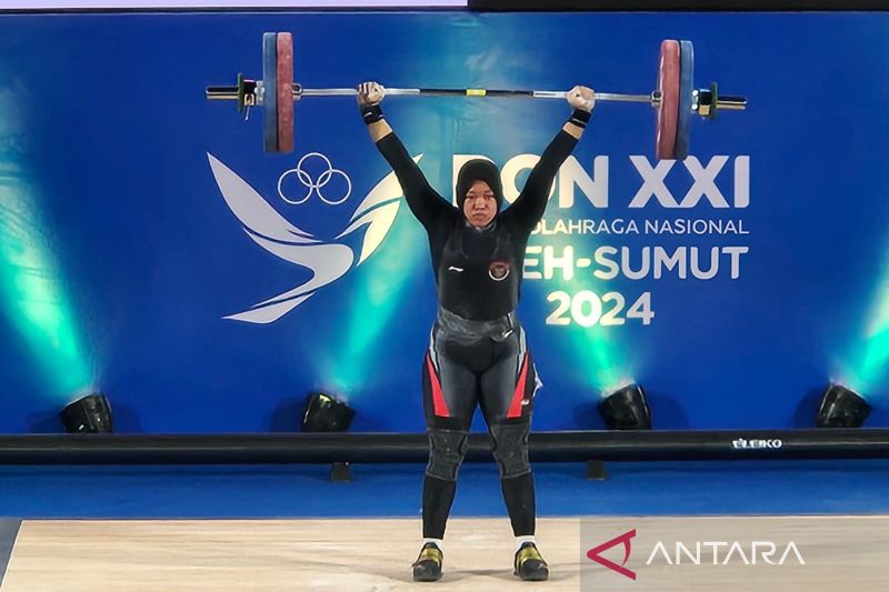 Dewani Ramadhan mengangkat beban pada angkatan clean and jerk angkat besi kelas 76 kilogram putri PON XXI Aceh-Sumut 2024 di GOR Seramoe, Banda Aceh, Sabtu (7/9/2024). (ANTARA/Rauf Adipati)