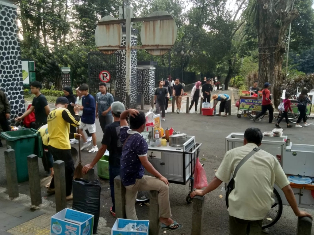 Mantan Wali Kota Bogor Bima Arya Sugiarto mengeluhkan keberadaan PKL di jalur pedestrian SSA yang bikin semrawut. (Sofyansyah/Radar Bogor)