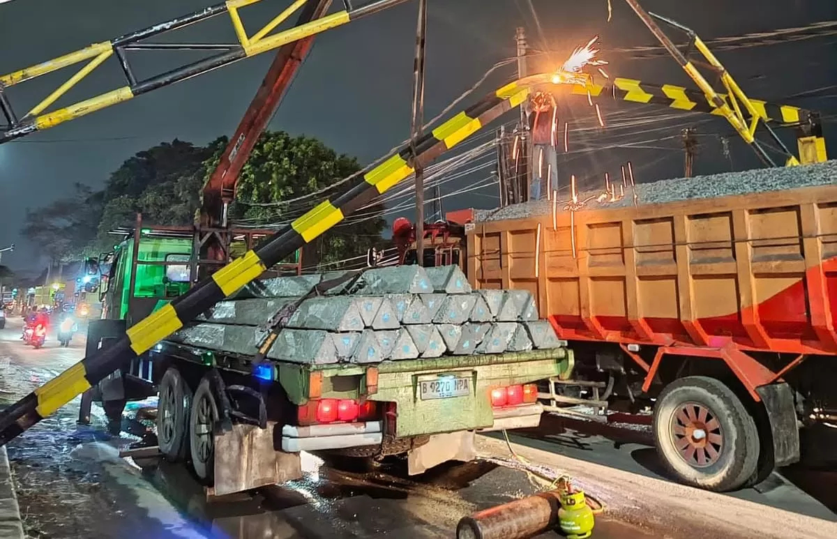 Kondisi portal pembatas jam operasional truk tambang di Parung Panjang Kabupaten Bogor yang rusak ditabrak truk. (dok. Radar Bogor)