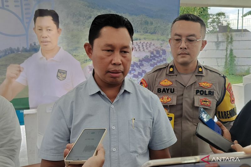 Penjabat Bupati Bogor Asmawa Tosepu memberikan keterangan kepada wartawan. (ANTARA/M Fikri Setiawan)