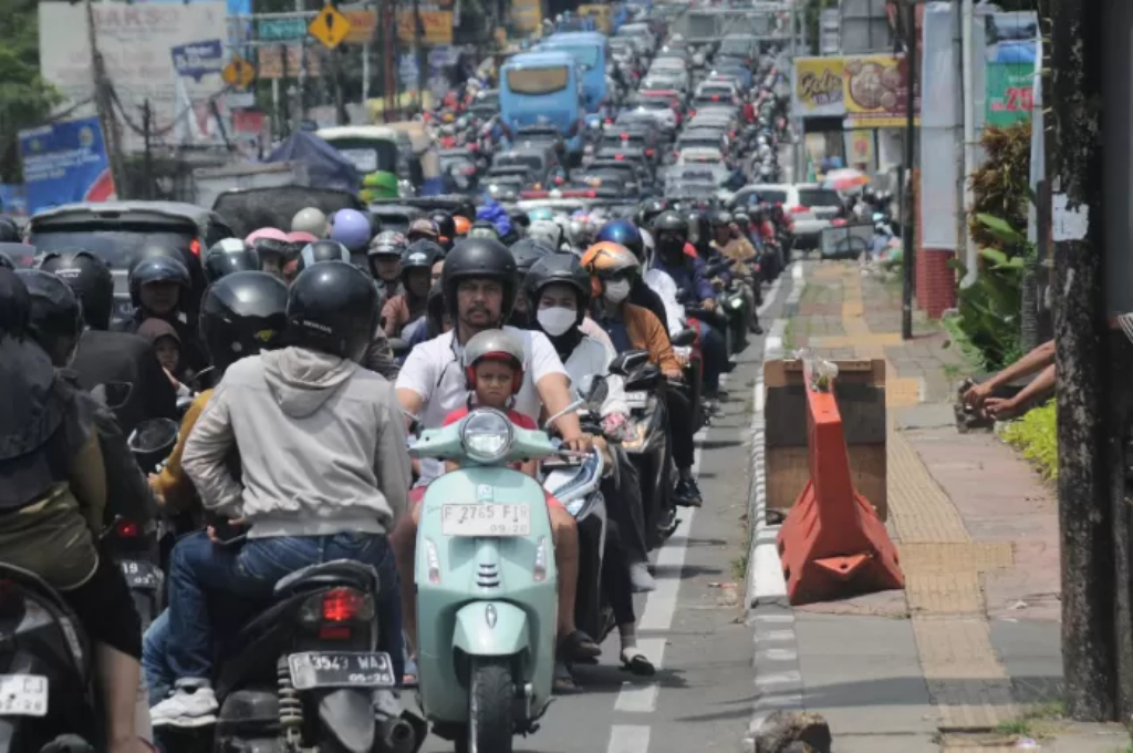 Berbagai jenis kendaraan memadati ruas jalan Puncak, Cisarua, Kabupaten Bogor, Jawa Barat. Sabtu (14/9/2024). (Hendi/ Radar Bogor)