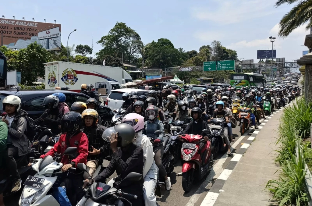 Macet di kawasan wisata Puncak Bogor saat long weekend. (Hendi Novian/Radar Bogor)