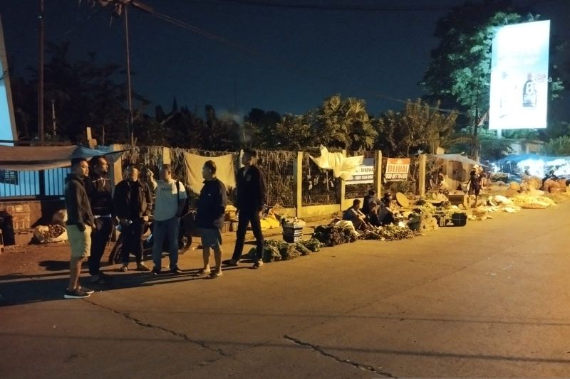 Satreskrim Polresta Bogor Kota saat melakukan penyelidikan di pasar tumpah Jalan Merdeka, Kota Bogor. (ANTARA/HO-Polresta Bogor Kota)