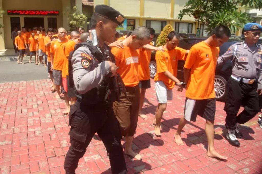 43 orang tersangka penyalahgunaan Nartkotika jenis sabu digiring petugas Polresta Bogor Kota saat press release, Selasa (17/9/2024). (Sofyansyah /Radar Bogor)