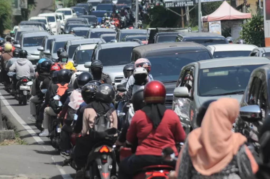 Suasana lalu lintas kendaraan di kawasan Wisata Puncak Bogor, Kecamatan Cisarua, Kabupaten Bogor, Senin (16/9/2024). (Hendi Novian / Radar Bogor)