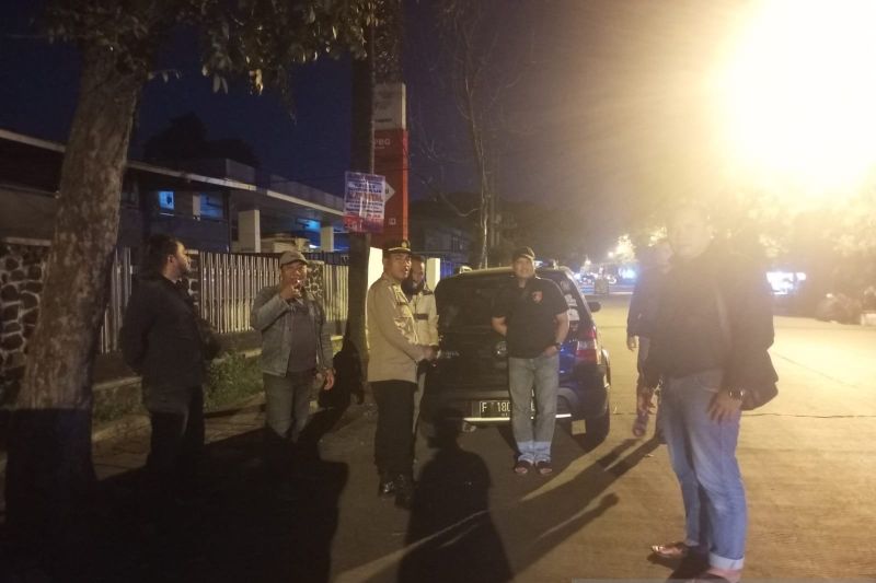 Jajaran Polresta Bogor Kota dan Polsek Bogor Tengah melakukan razia preman di sekitar pasar tumpah Jalan Merdeka. (ANTARA/HO-Polresta Bogor Kota)
