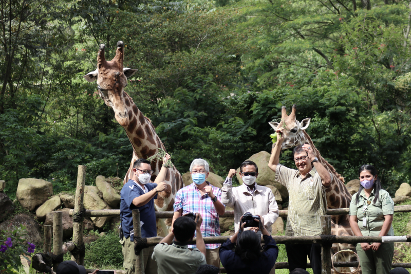 Mantan Menkopolhukam Mahfud MD (tengah) berkunjung ke Taman Safari Bogor. (dok. Taman Safari)