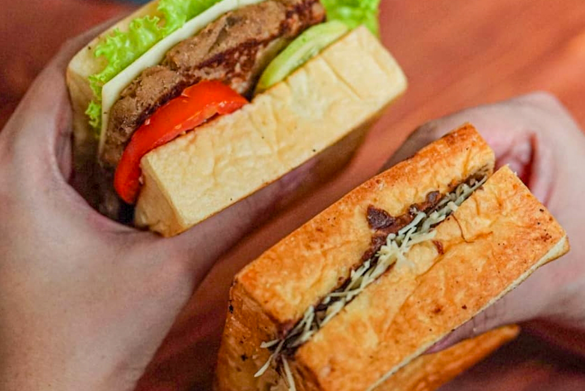 Salah satu varian roti bakar manis dan asin yang viral di Bogor. (Instagram @rotibakarseduh.bojongsari)
