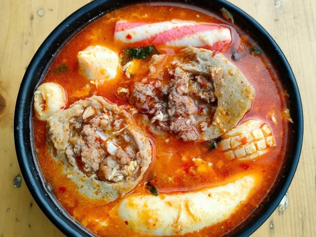 Seblak seafood dan bakso daging. (Instagram @seblakprasmananbrothers)