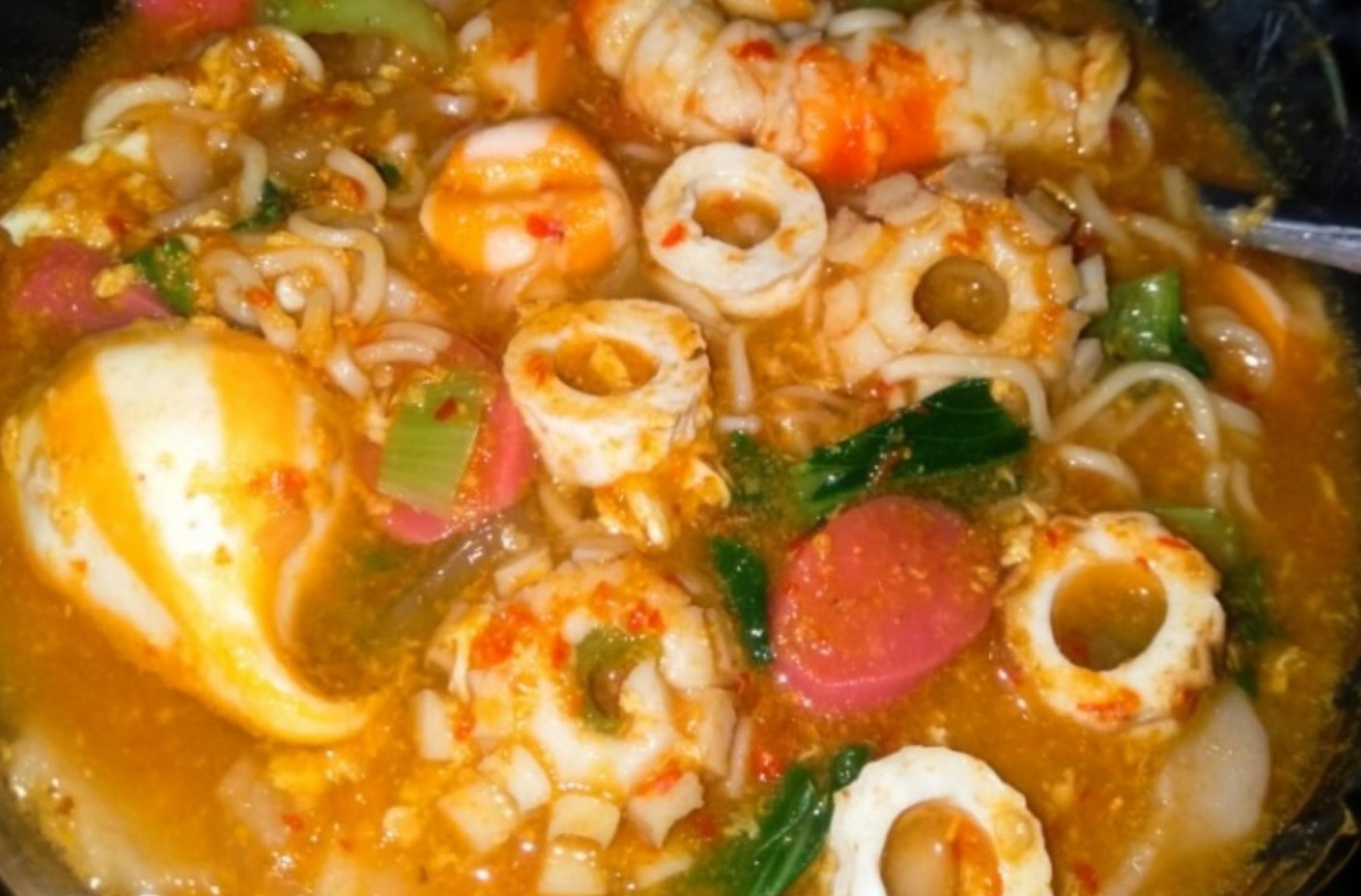 Ilustrasi seblak seafood. (jagel.id)