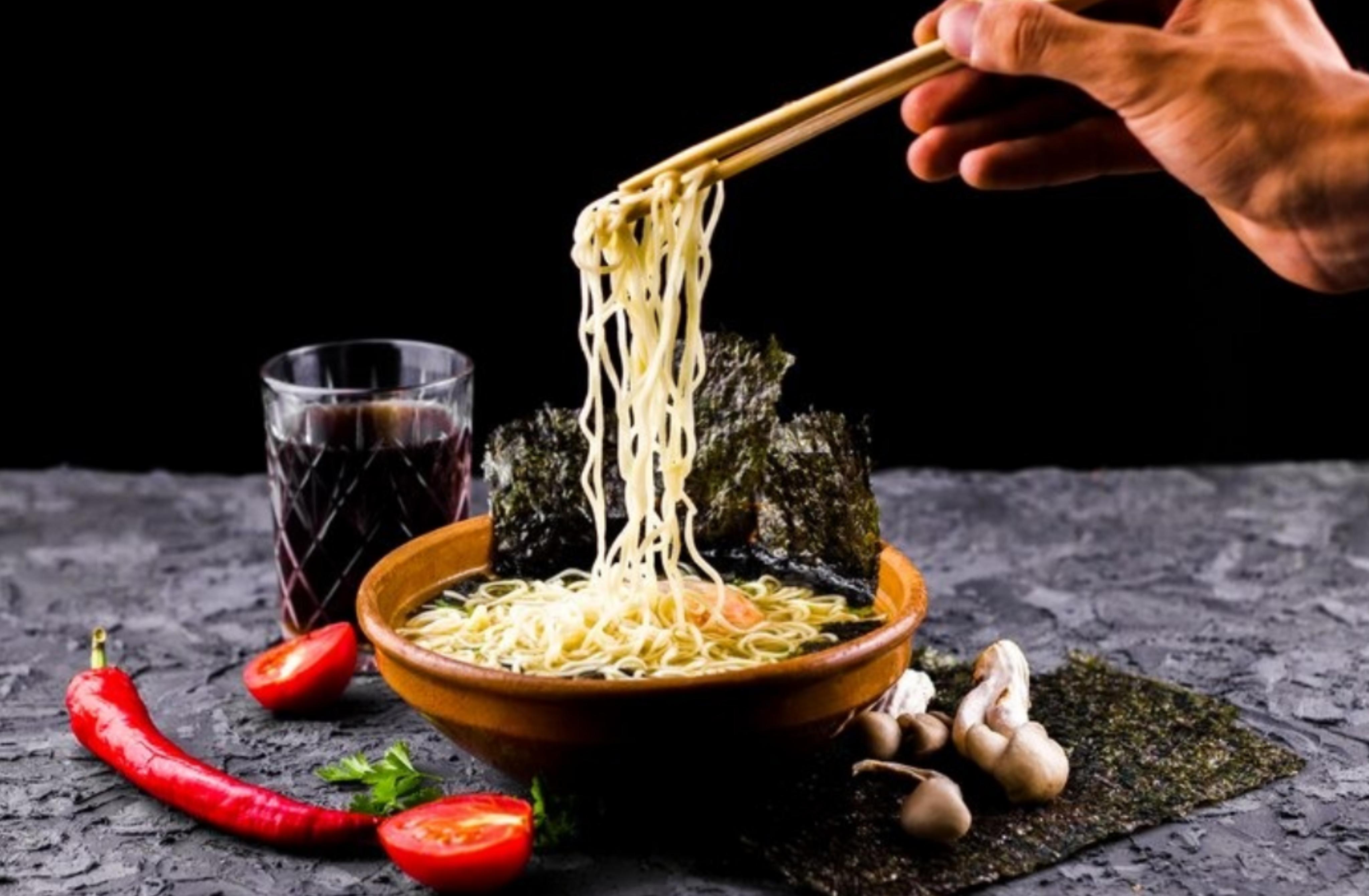 Ilustrasi menikmati ramen. (Freepik)