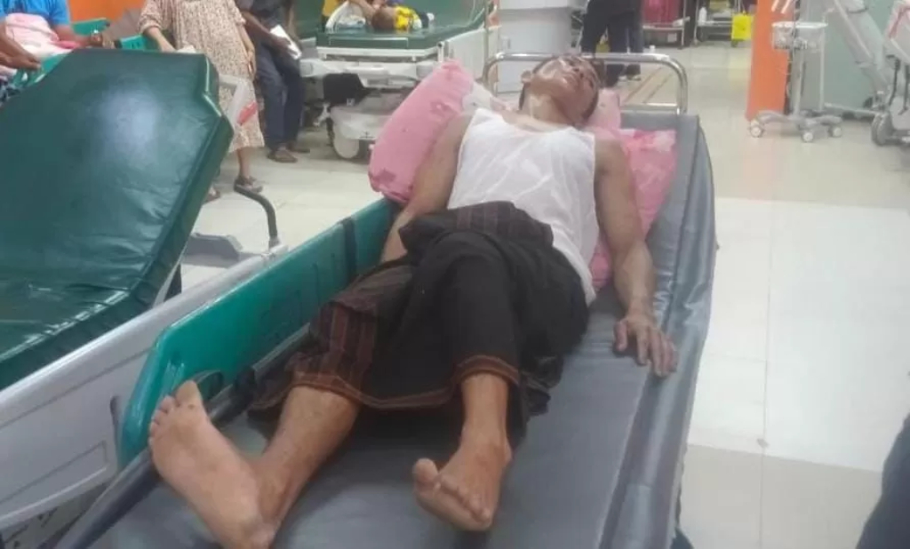Salah seorang korban babi hutan ngamuk di Sukamakmur, Kabupaten Bogor, harus dirawat di Puskesmas. (Kapolsek Sukamakmur via Radar Bogor)