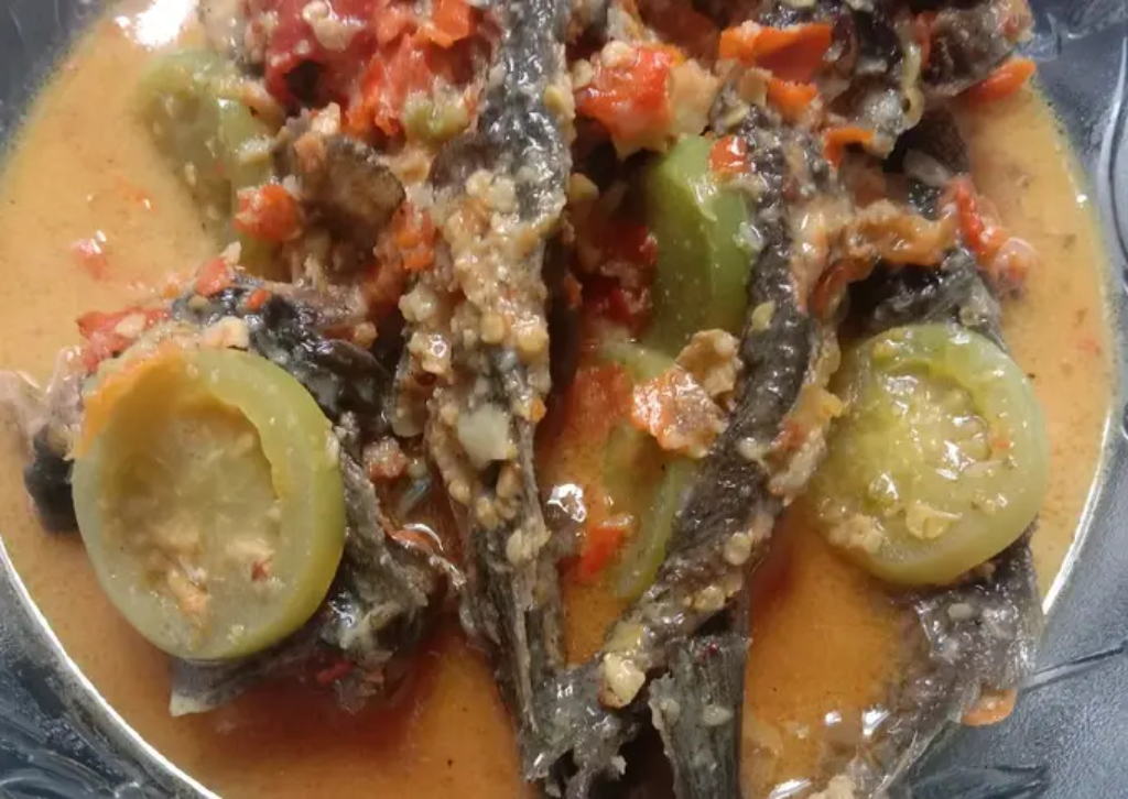 Pecel lele kuah santan. (Cookpad)