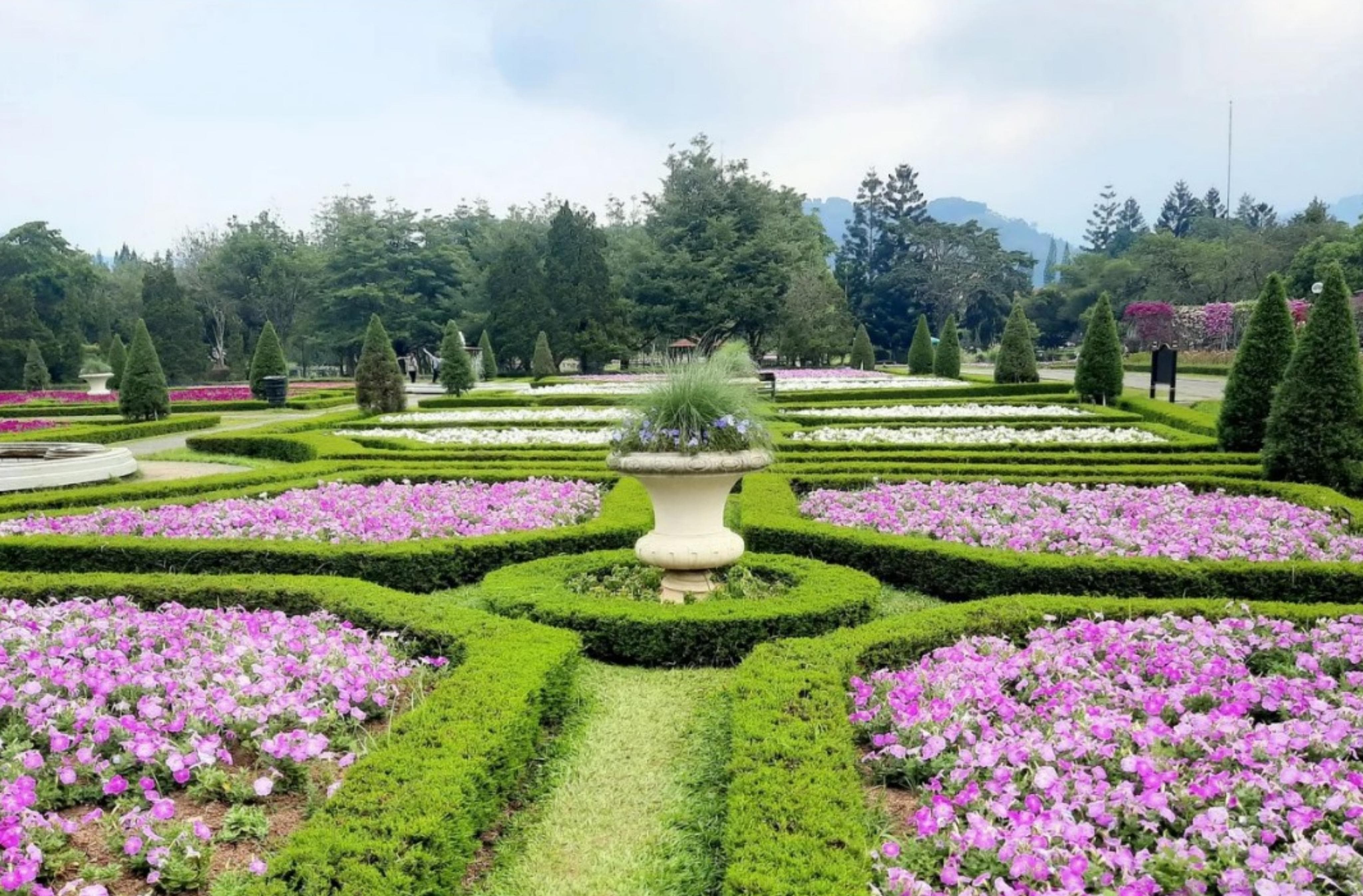 Taman Bunga Nusantara jadi salah satu tempat healing yang hits di Bogor. (www.tiket.com)