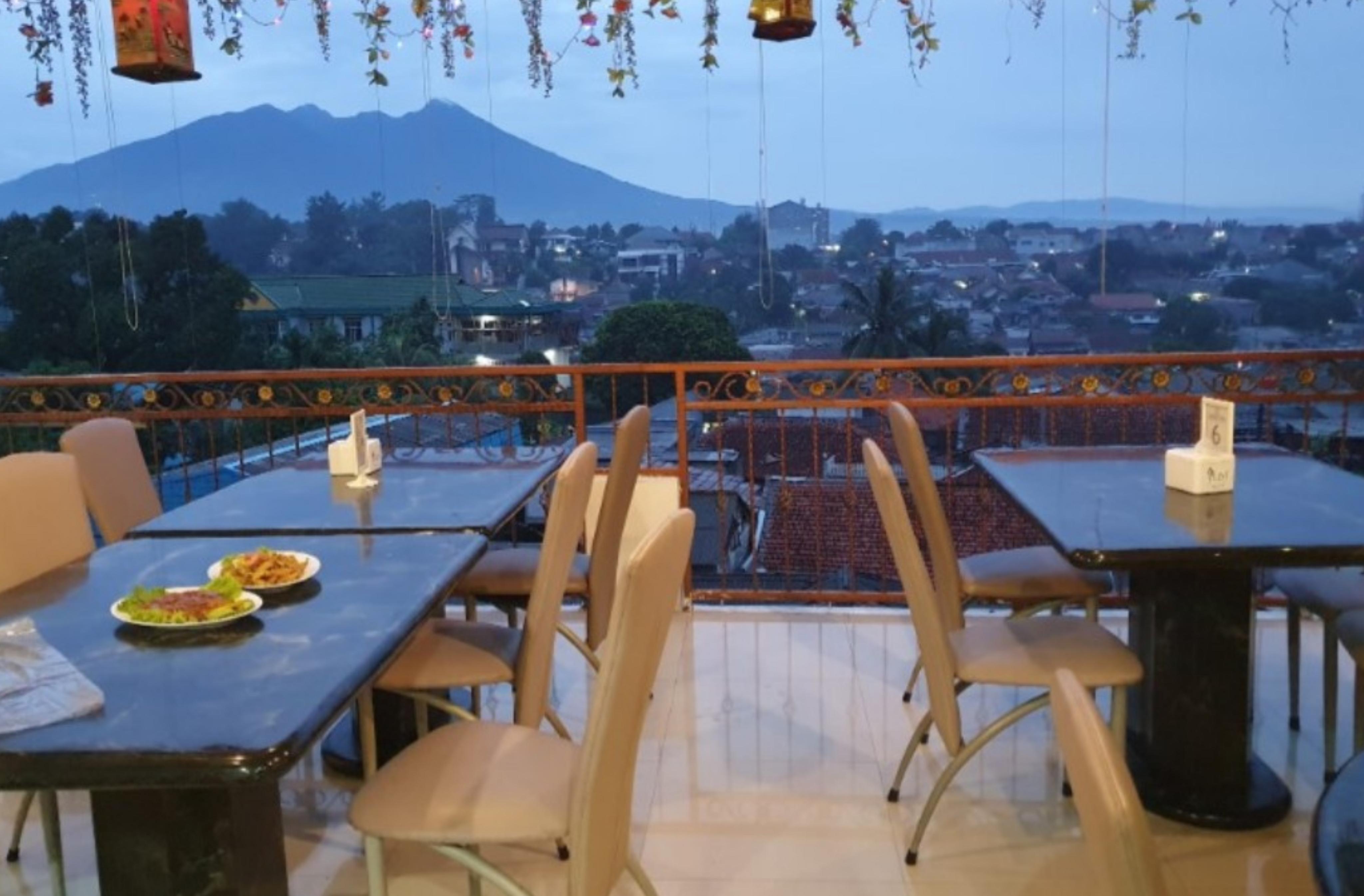 Restaurant Karunia Baru, salah satu tempat makan vegetarian di Bogor dengan pemandangan indah (horego.com)