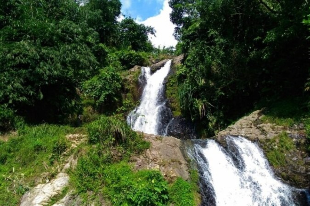 Pemandangan Curug Cikoneng yang memiliki air terjun 2 tingkat (ekabo.bogorkab.go.id)