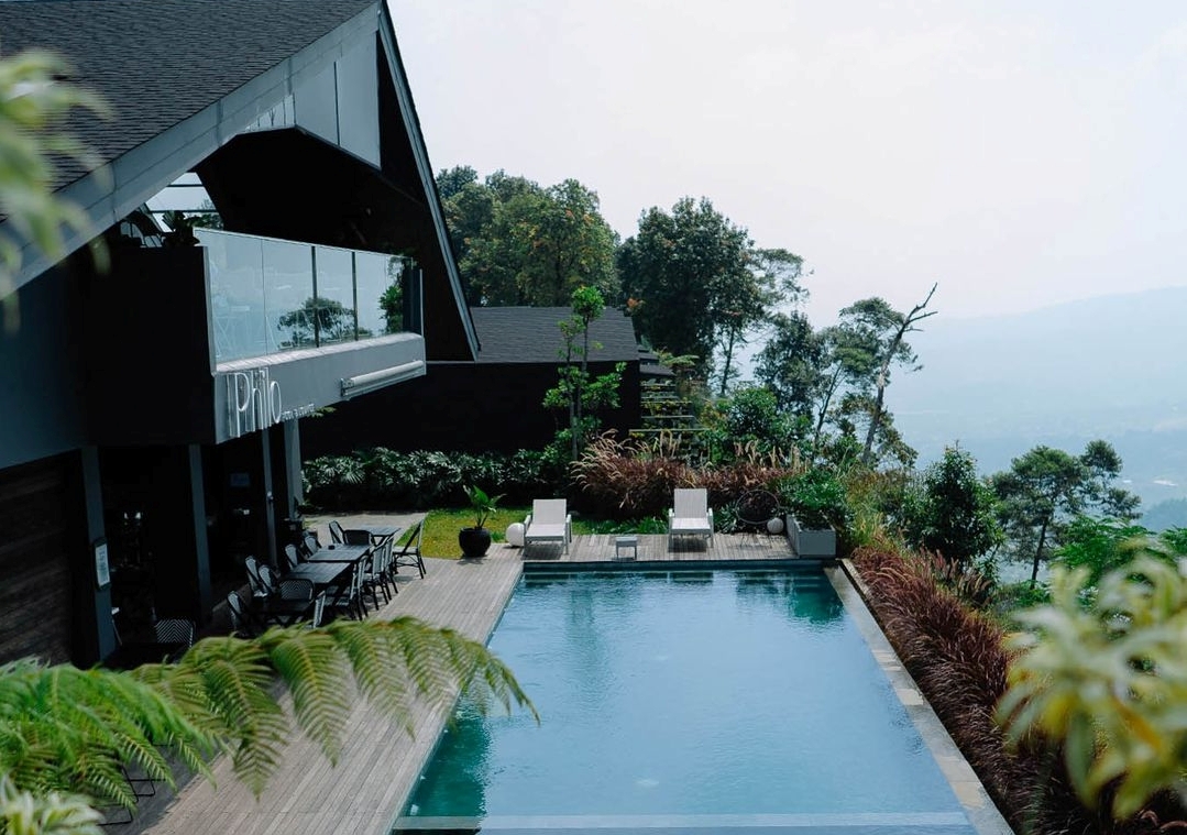 Pemandangan Indah dari jendela kamar hotel di Kawasan Sentul, Kabupaten Bogor. (Instagram @theupperclift)