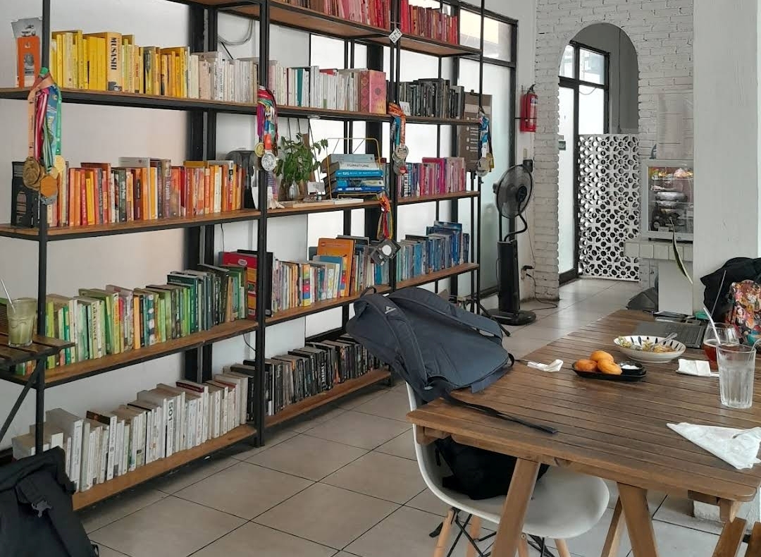 Sudut Membaca di Kafe Maraca Books & Coffee. (Hanifahtya Eka Putri/Google Maps)