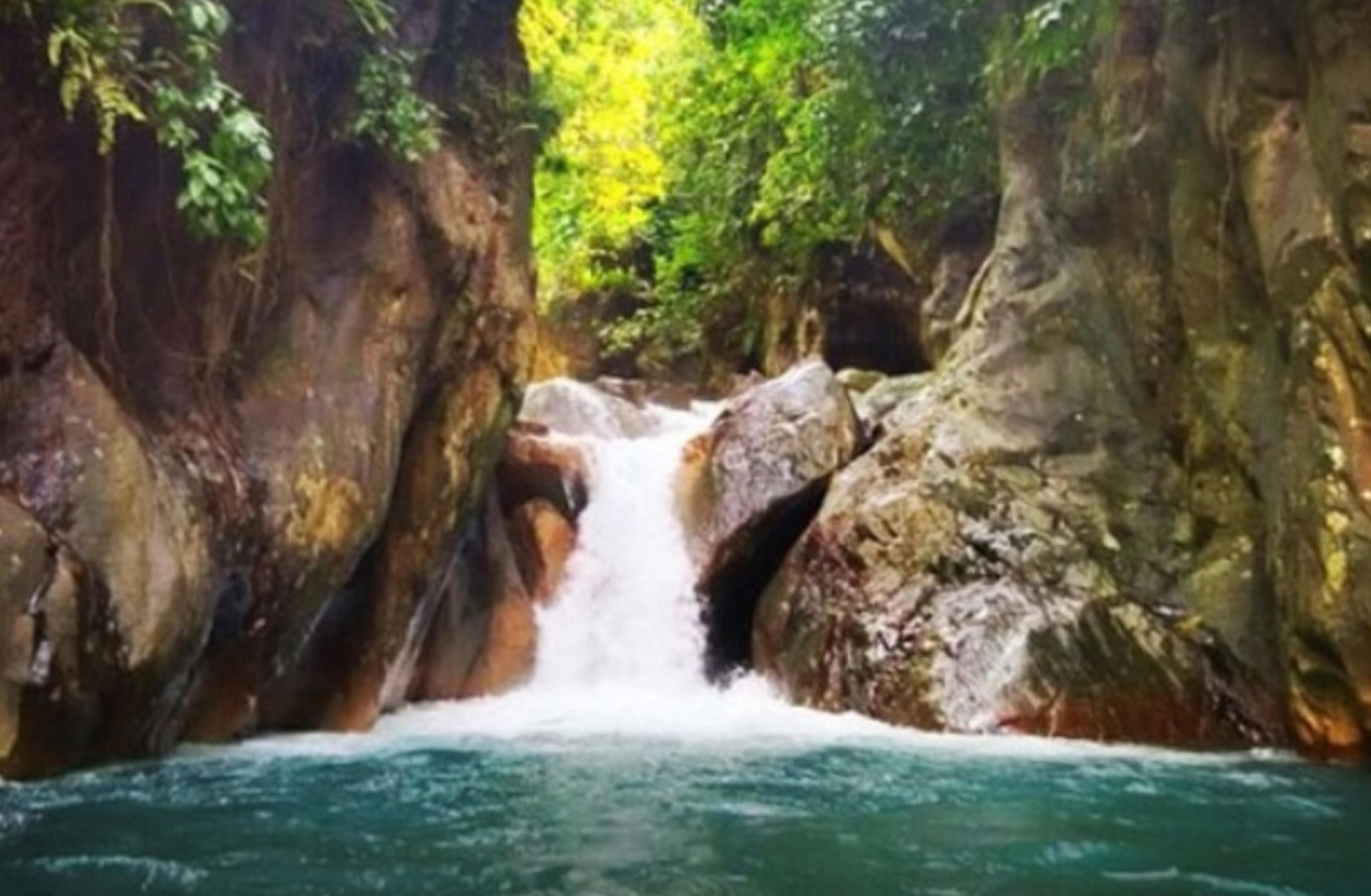 Curug Leuwi Hejo, salah satu curug paling indah di Kabupaten Bogor. (mounture.com)