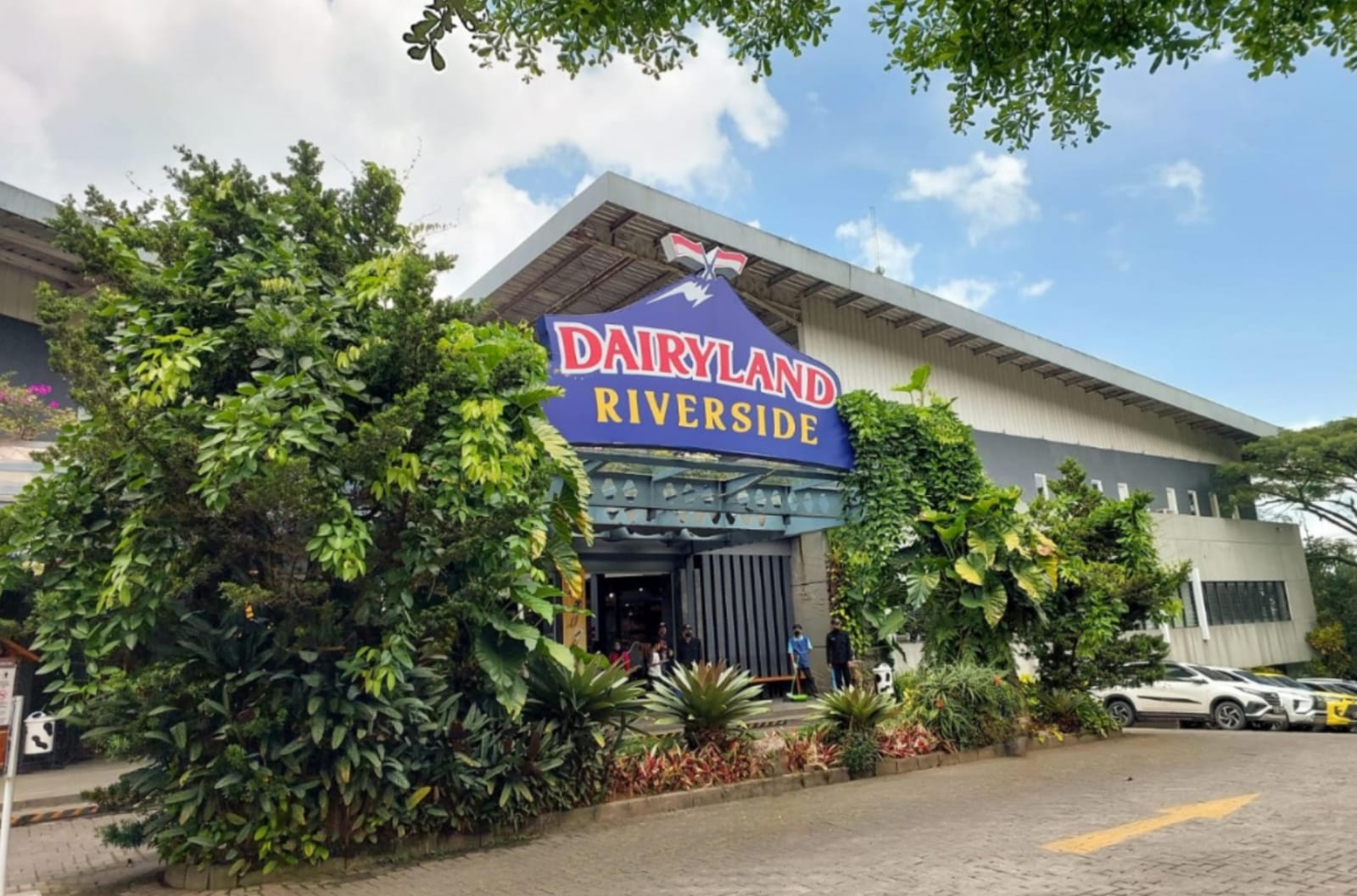 Taman Wisata Dairyland Riverside Puncak, salah satu destinasi wisata pilihan keluarga di Wilayah Bogor. (cimorydairyland.com)
