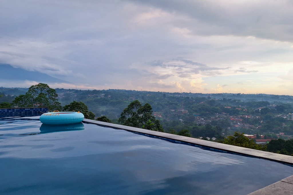 Pemandangan saat berenang di Kape Kapal GBK Resort. (gbkresortkapekapal.com)