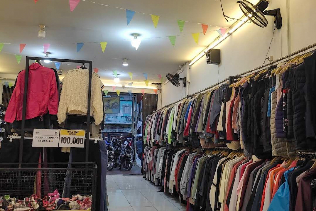 Koleksi Pakaian Bekas di Thriftshop Bogor. (Succiii Slcf/ Google Maps)