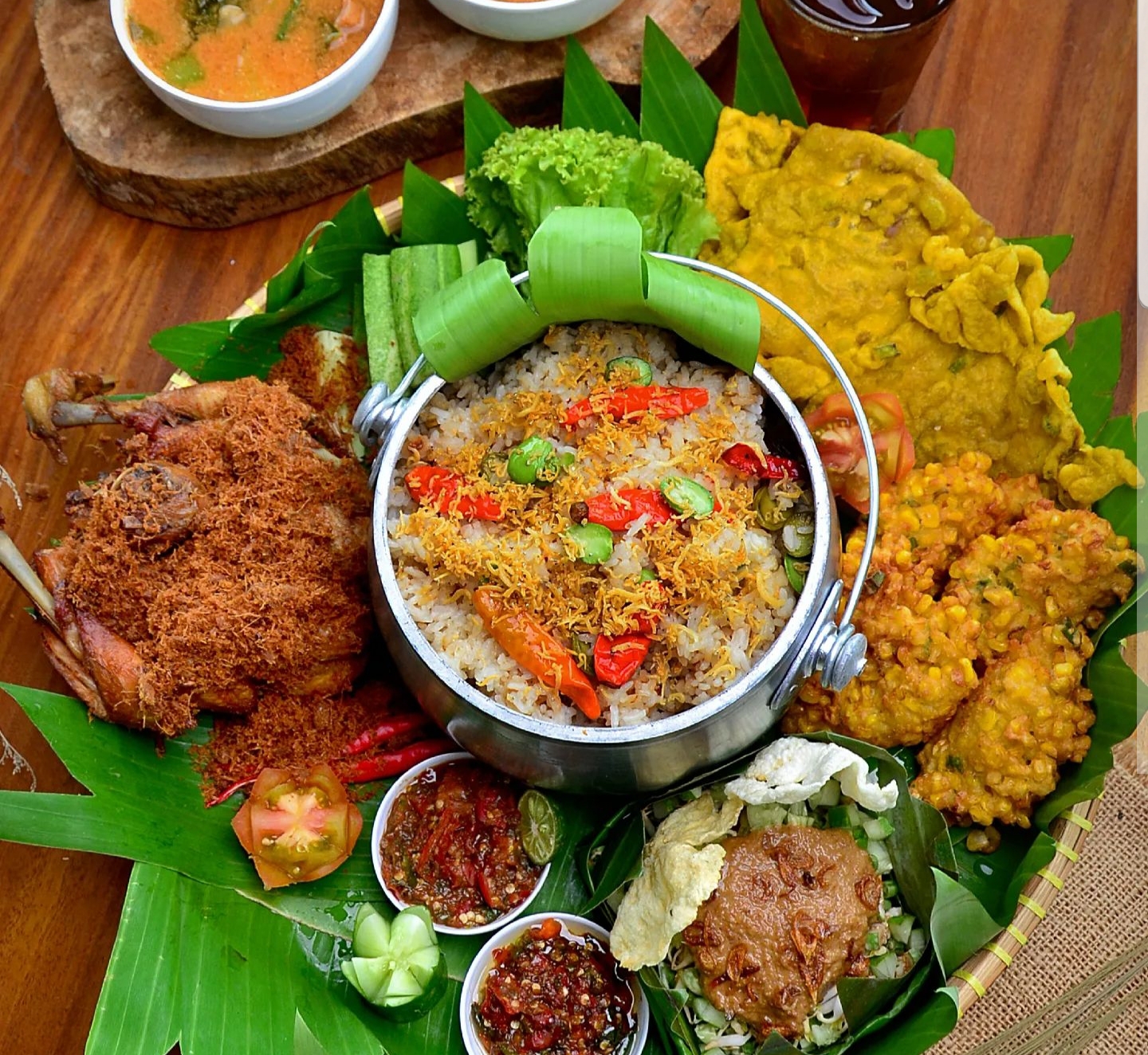 Ilustrasi sajian nasi liwet lengkap di restoran Sunda. (Instagram @alam.kuring)