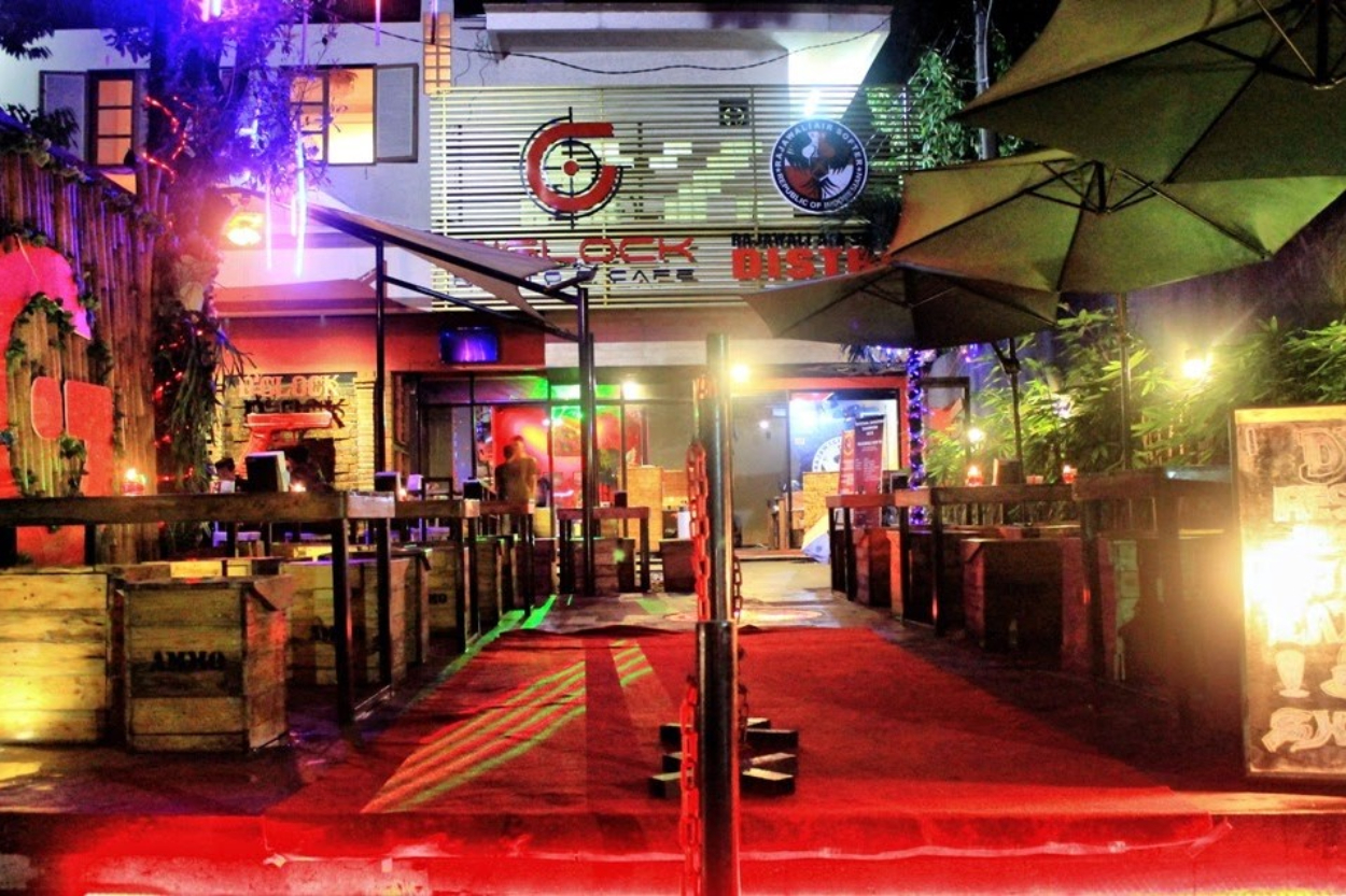 Tampak depan Cafe D&rsquo;Glock di Sentul Bogor yang mengusung tema air soft gun. (dglockresto.blogspot.com)