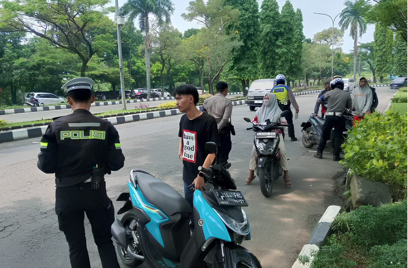 Polisi menindak pengendara motor yang tidak menggunakan helm saat Operasi Zebra Lodaya 2024 di Kabupaten Bogor. (tribratanews.jabar.polri.go.id)