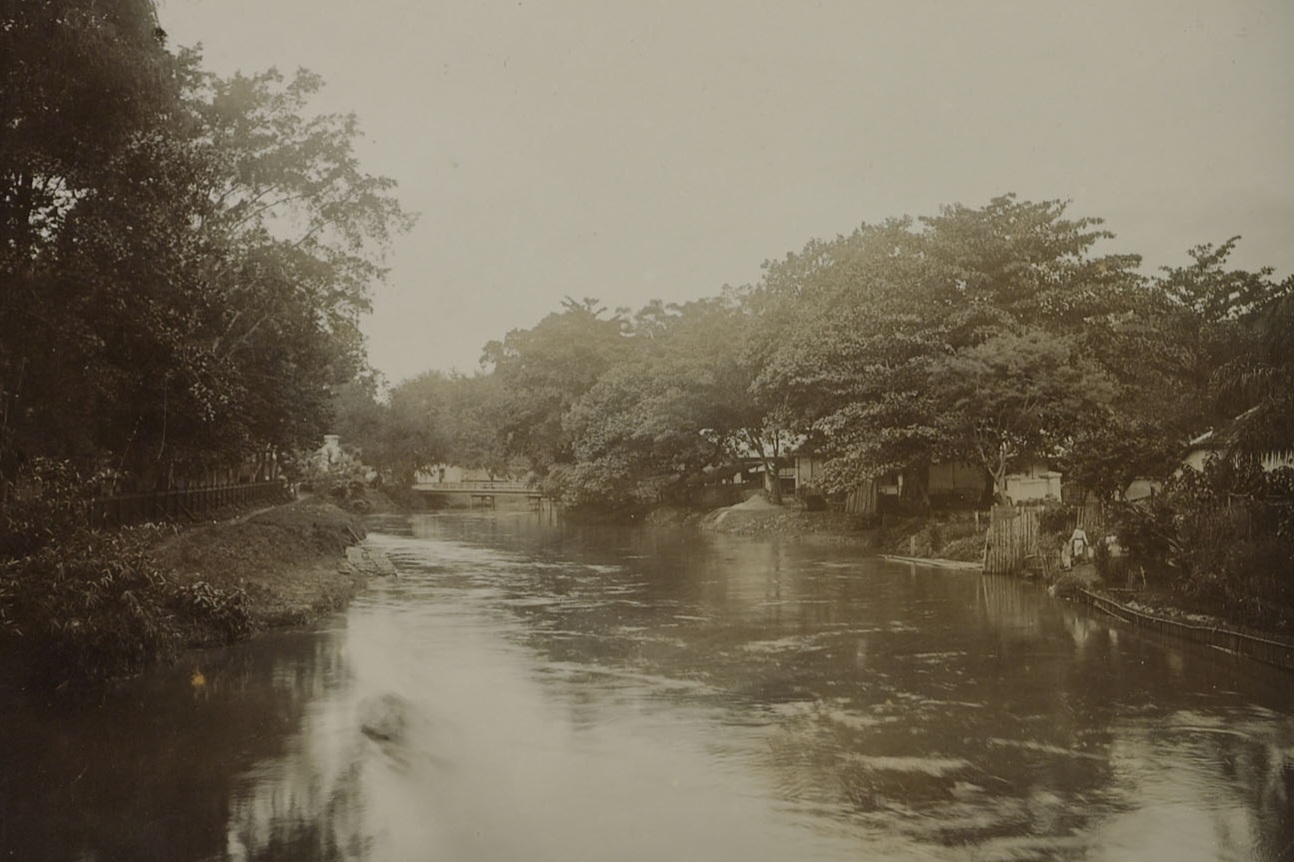 De Tjiliwoeng van de Willemsburg alias sungai Ciliwung tempo dulu. (geheugen.delpher.nl)