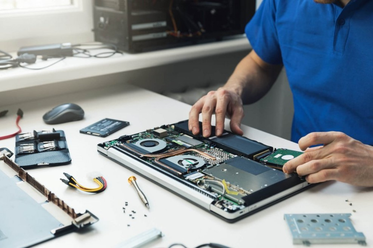 Ilustrasi  tempat servis laptop. (tecotak.com)