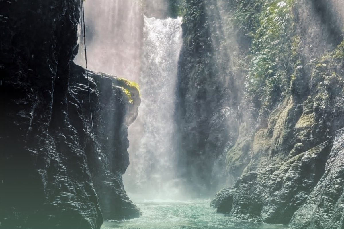 Wisata Curug Naga di kawasan Puncak Bogor. (Instagram @curugnaga)