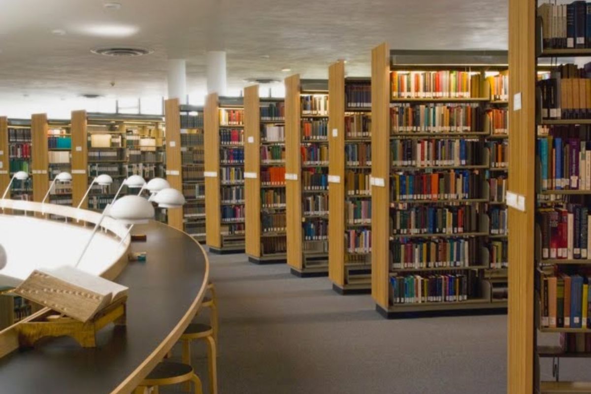 Ruang baca Dinas Arsip dan Perpustakaan Kota Bogor. (nakemak.blogspot.com)