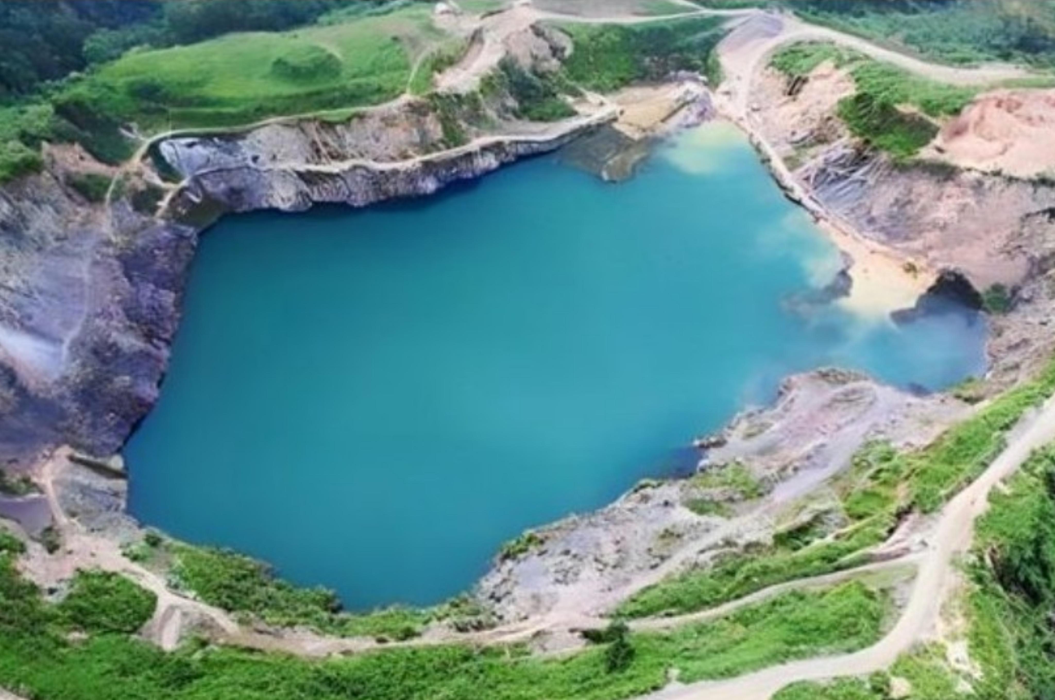 Danau Quarry Jayamix. (travellingindonesia.com)
