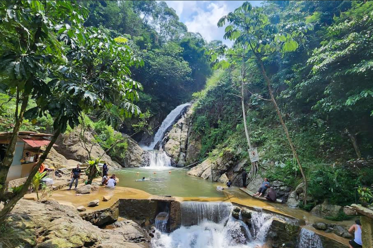 Pemandangan di Curug Aren yang Berdampingan dengan Kopi Tepi Hutan. (Info Suka-suka/Google Maps)