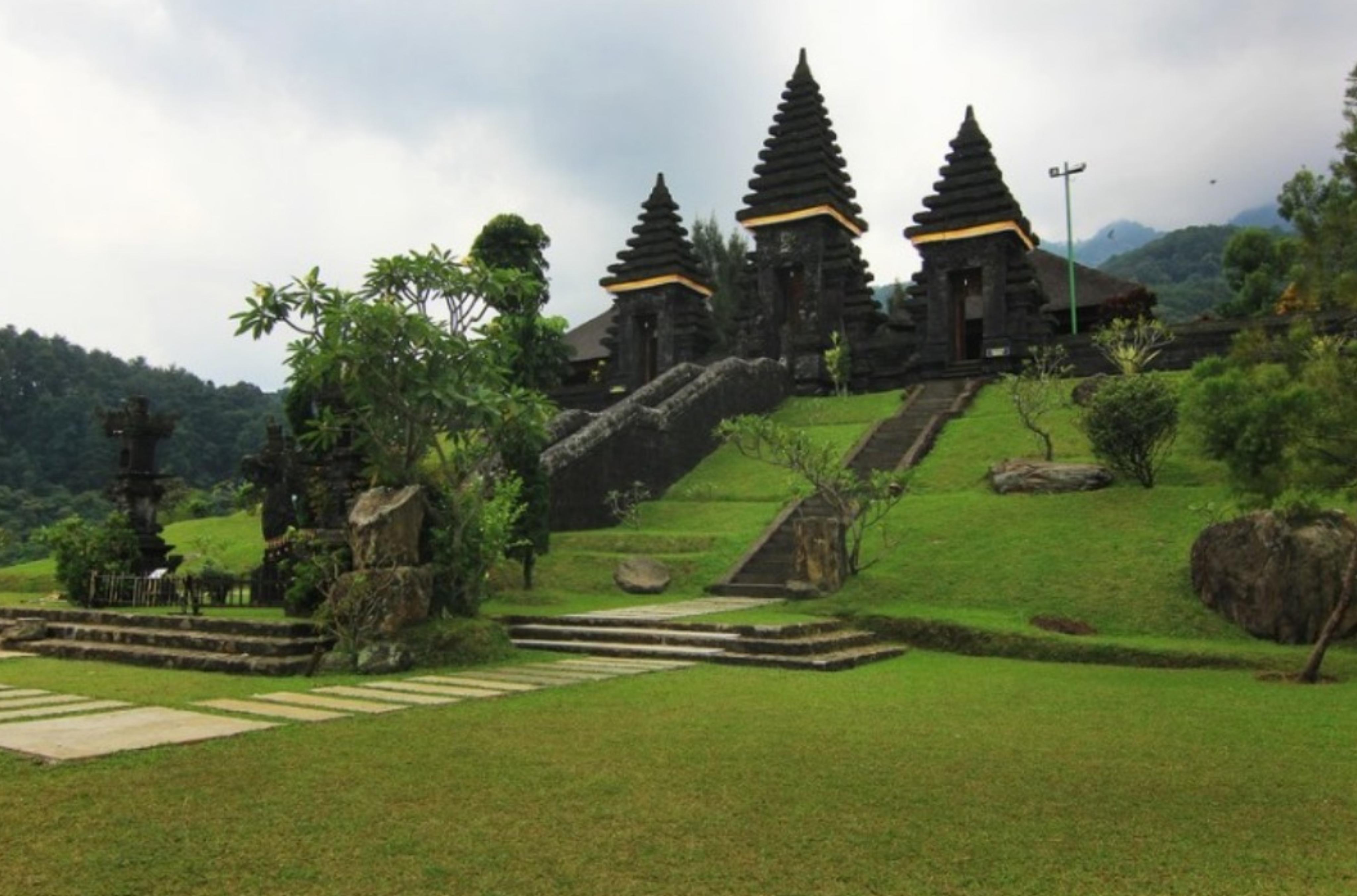 Pura Parahyangan Agung Jagatkarta. (indonesiakaya.com)
