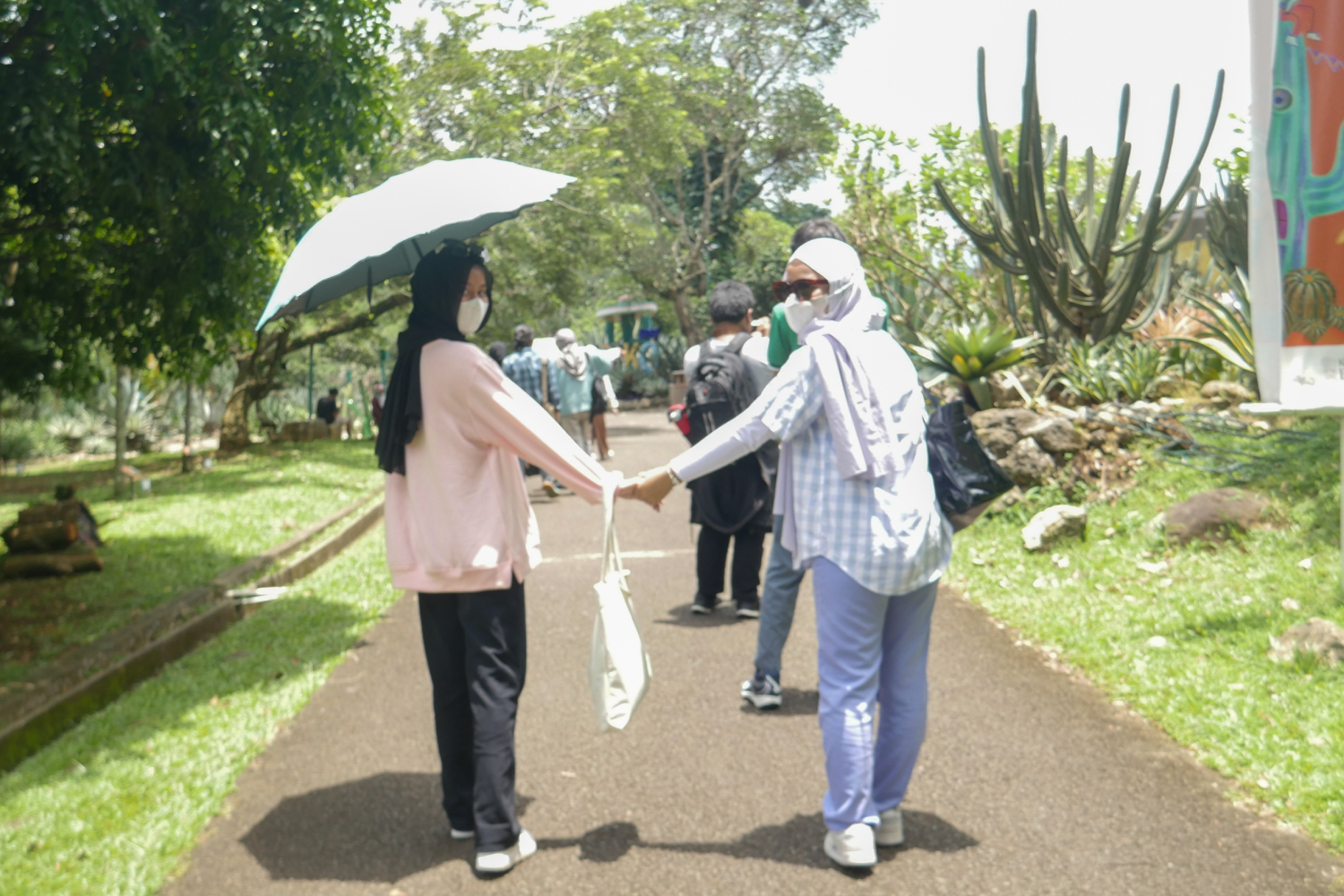Wisatawan berfoto di area Kebun Raya Bogor. (Faiza Az Zahra)