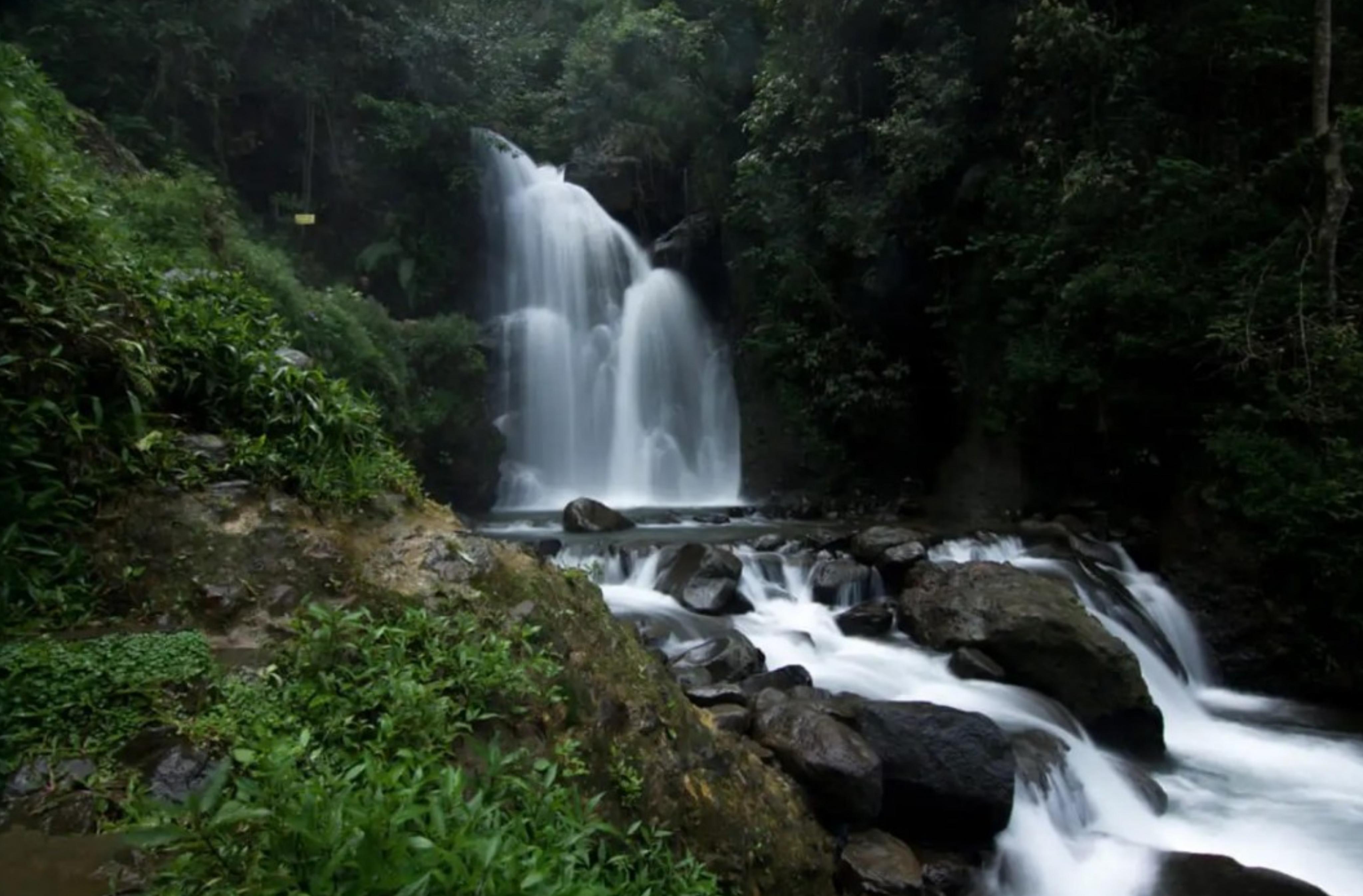 Curug Cipamingkis. (traveloka.com)