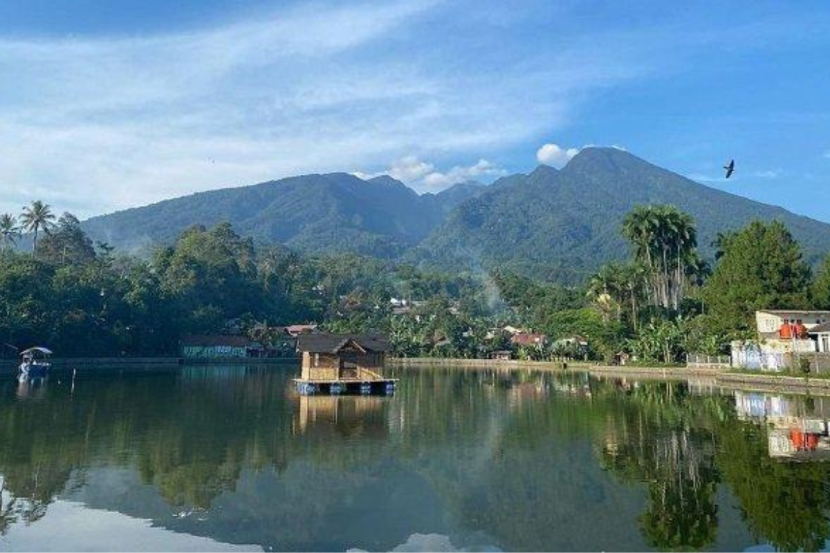 Pemandangan Gunung salak dari Situ Tamansari Kabupaten Bogor. (kliknusae.com)