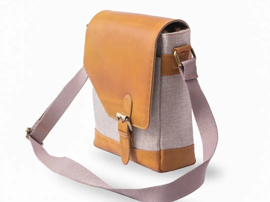 Tas Selempang Ginding Leather. (Instagram @gindingleather)