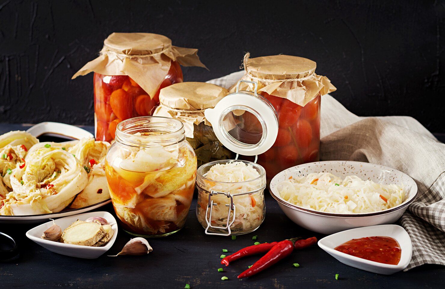 Ilustrasi makanan dan minuman fermentasi yang baik untuk kesehatan usus. (Freepik)