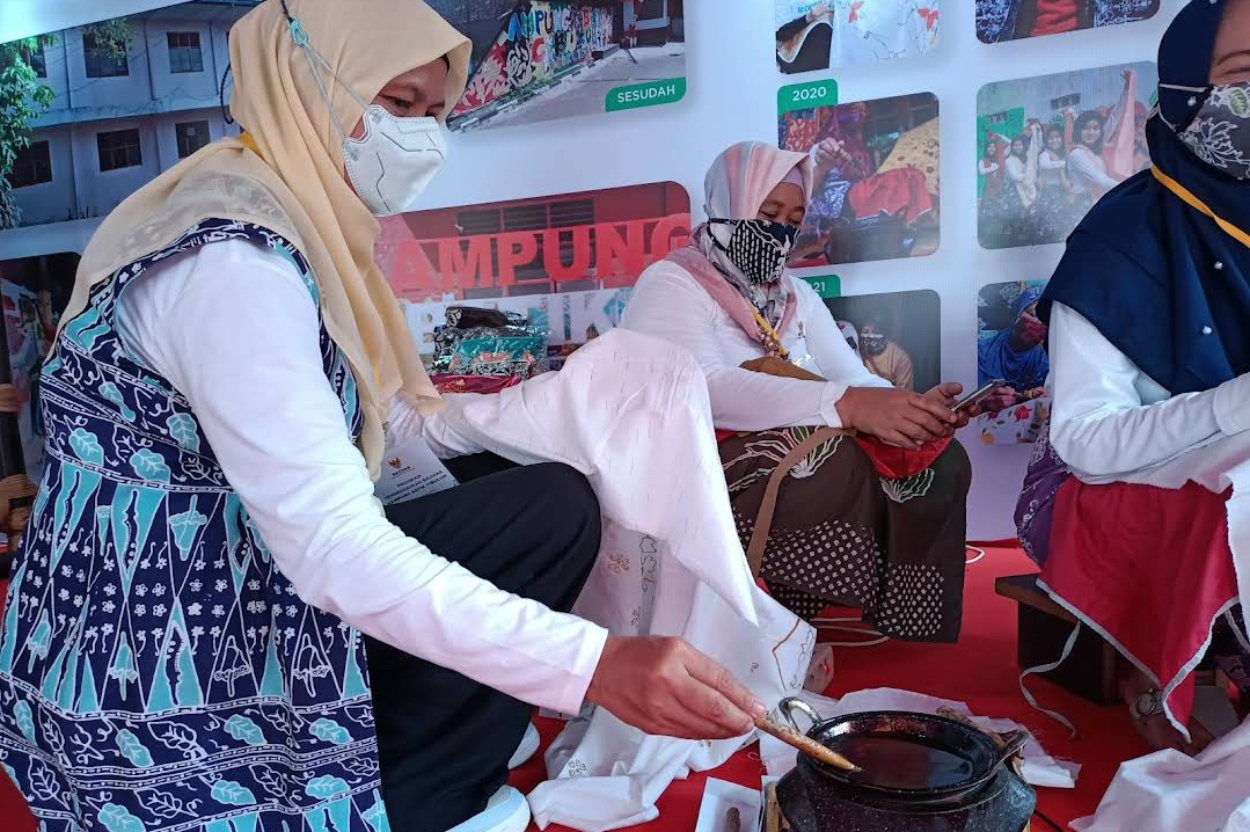 Peserta mengikuti kelas membatik di Kampung Batik Cibuluh Bogor. (Farida M/Google Maps)