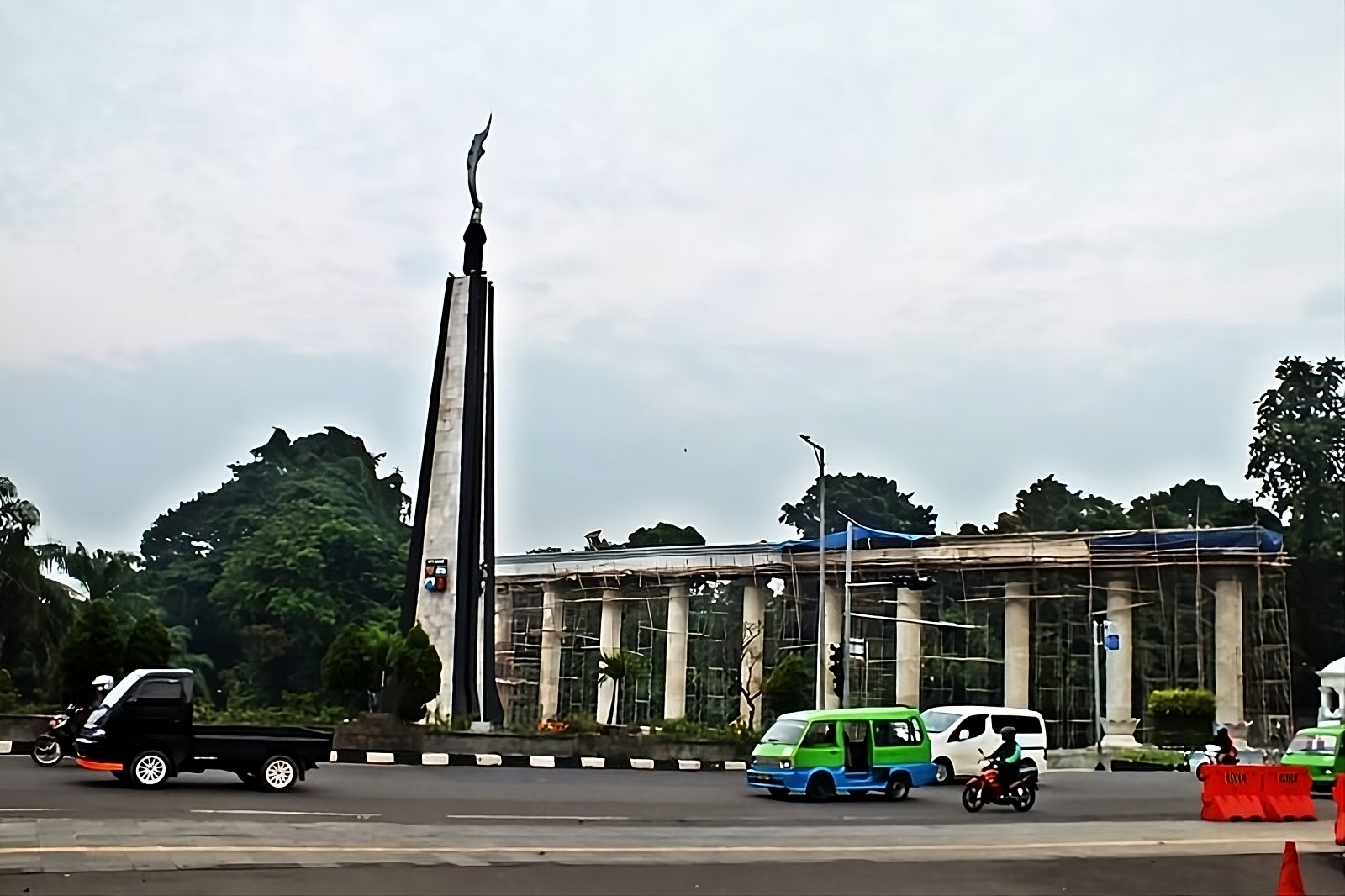 Tugu Kujang yang menjadi ikon Kota Bogor (lovelybogor.com)