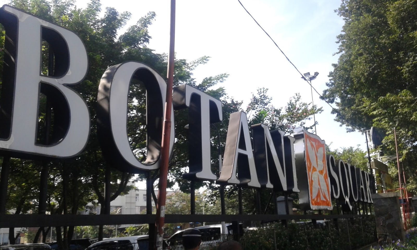 Plang Nama mal Botani square di KOta Bogor. (wisatasyarta.blogspot.com)