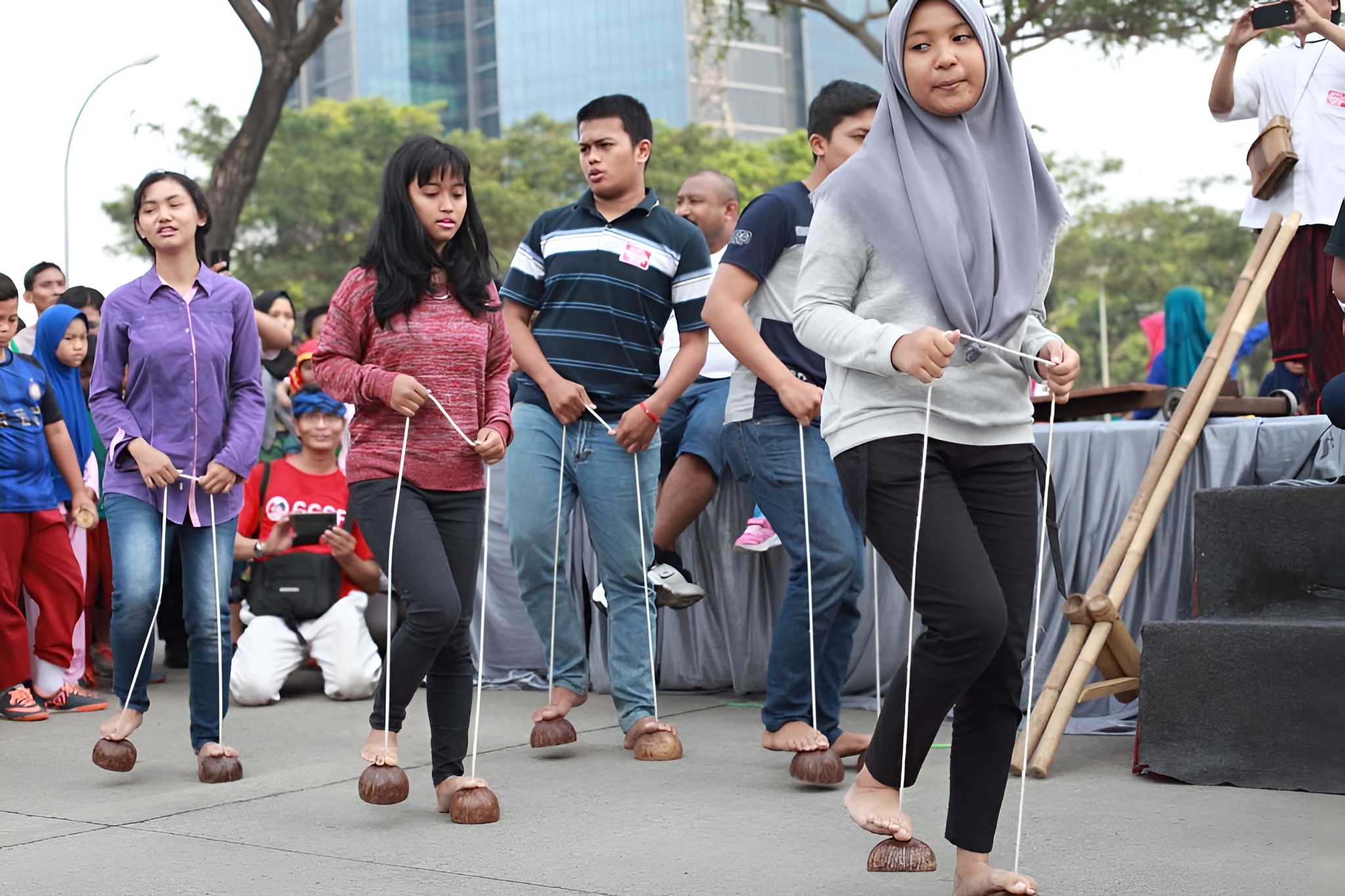 Sekelompok remaja yang sedang bermain bakiak batok. (gereja.santoambrosius.org)