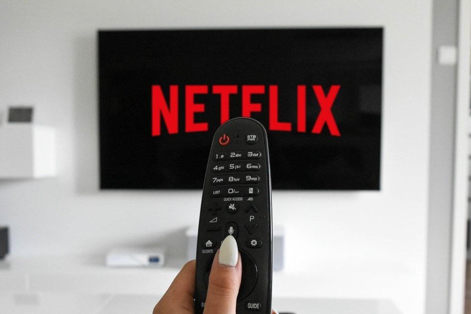 Ilustrasi nonton film di Netflix dalam kamar hotel di Bogor
