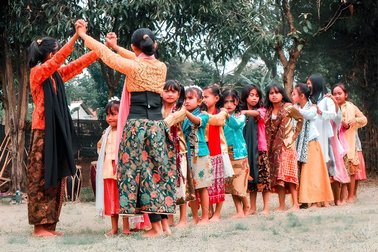 Anak-anak yang sedang bermain oray-orayan. (lagudaerah.id)