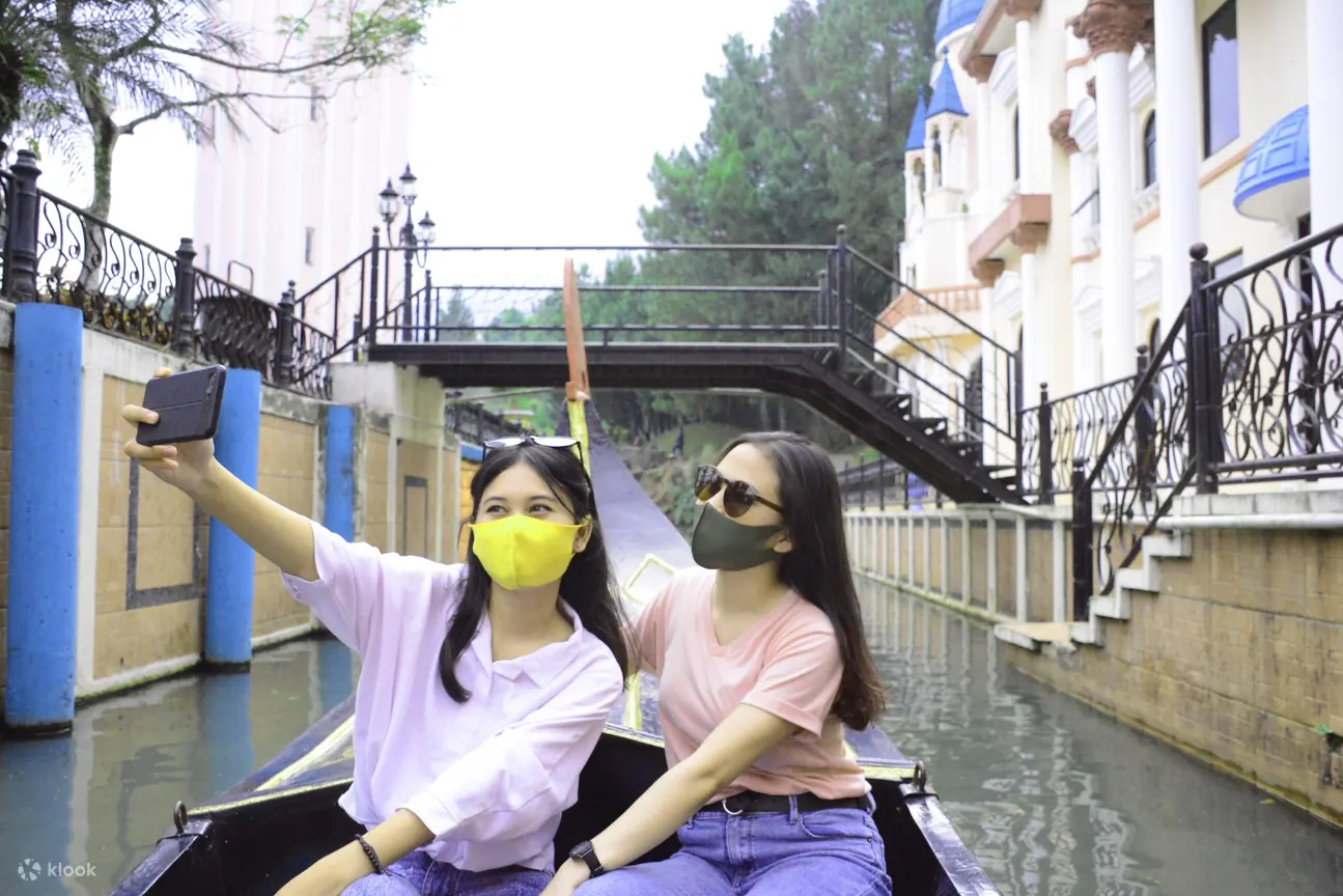 Ilustrasi orang menyusuri Little Venice Puncak Bogor sambil naik gondola