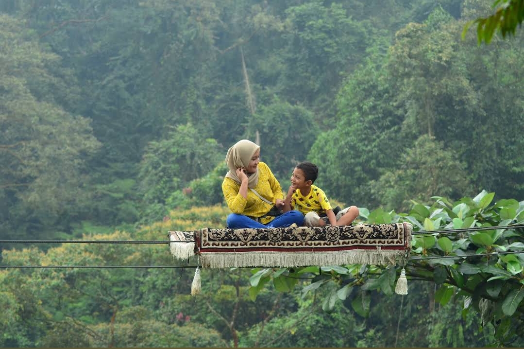Wisatawan yang berfoto di kawasan wisata Ranggon Hills