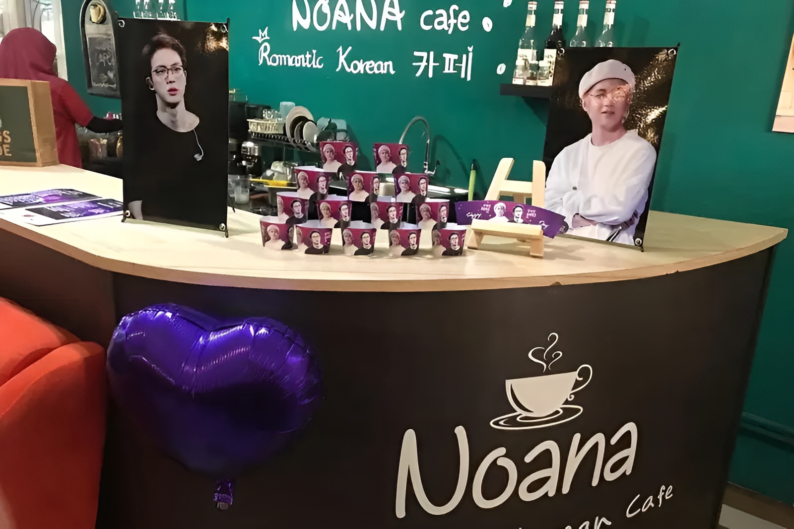 Interior menarik Noana Cafe yang dihiasi dengan foto-foto para aktor dan idola K-pop